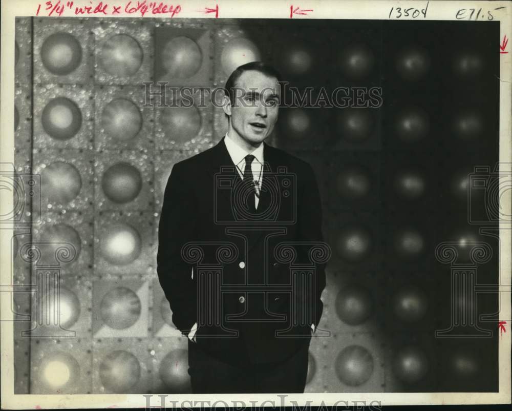 1968 Press Photo Witty Dick Cavett hosts ABC television talk show - Historic Images