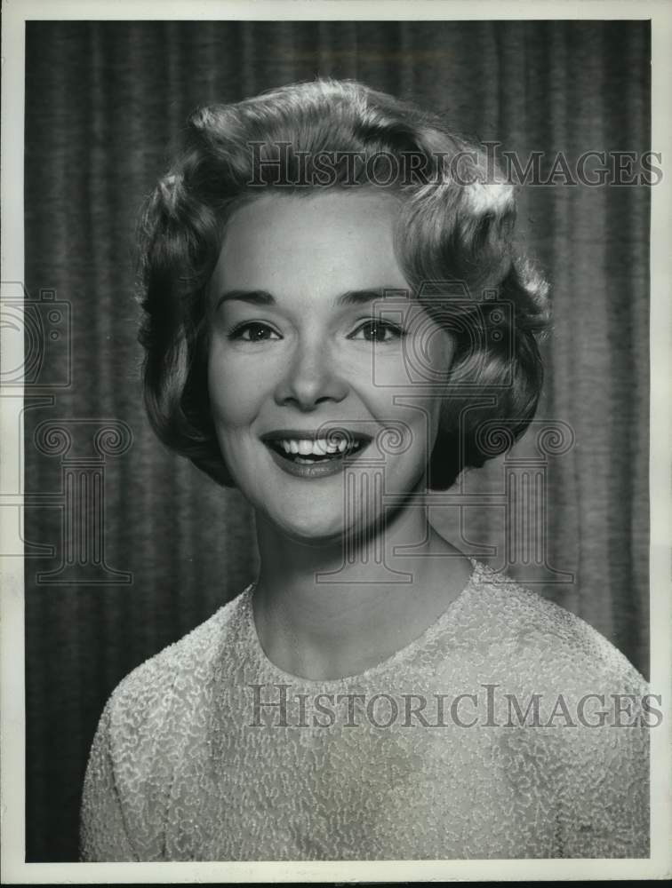 1962 Press Photo Carol Byron of &quot;Oh, Those Bells!&quot; &amp; &quot;Window on Main Street&quot; - Historic Images