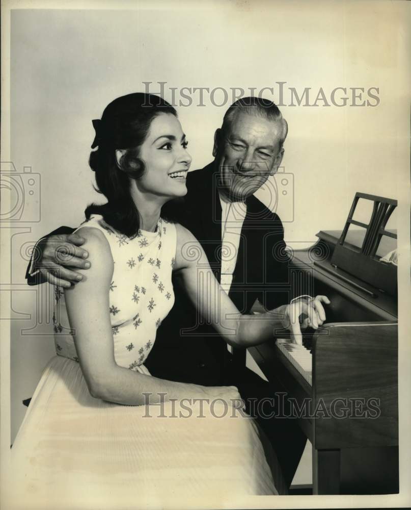 1965 Press Photo Hoagy Carmichael, Carol Lawrence Rehearse Bell Telephone Hour - Historic Images