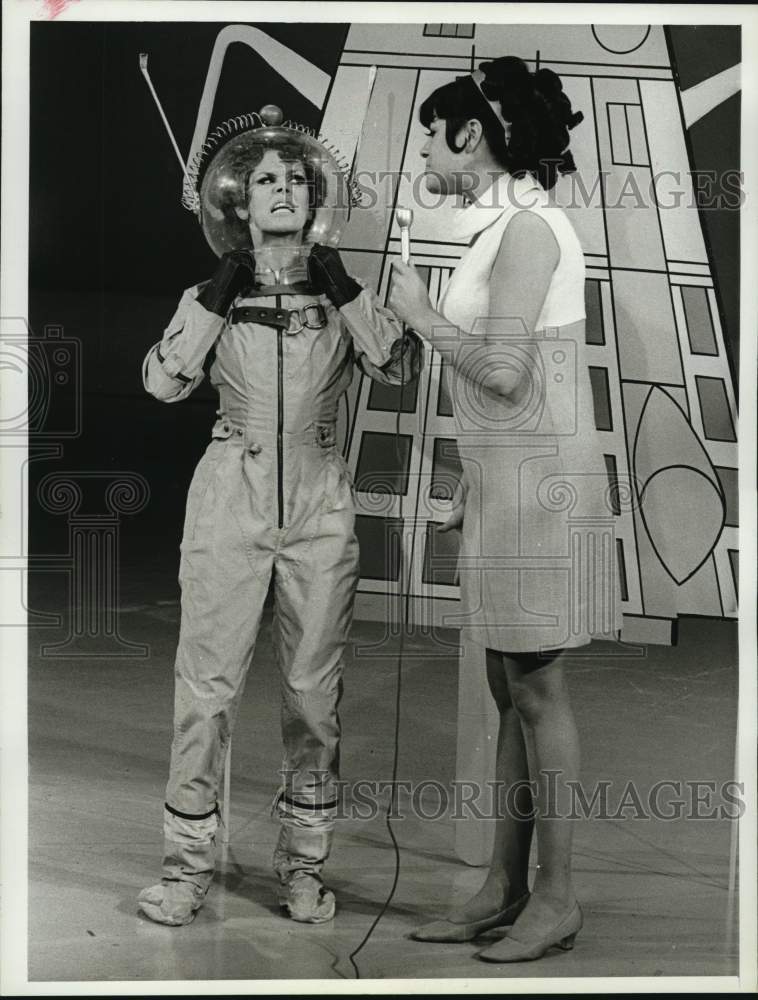 1968 Press Photo Judy Carne, Jo Anne Worley on "Rowan and Martin's Laugh-In" - Historic Images