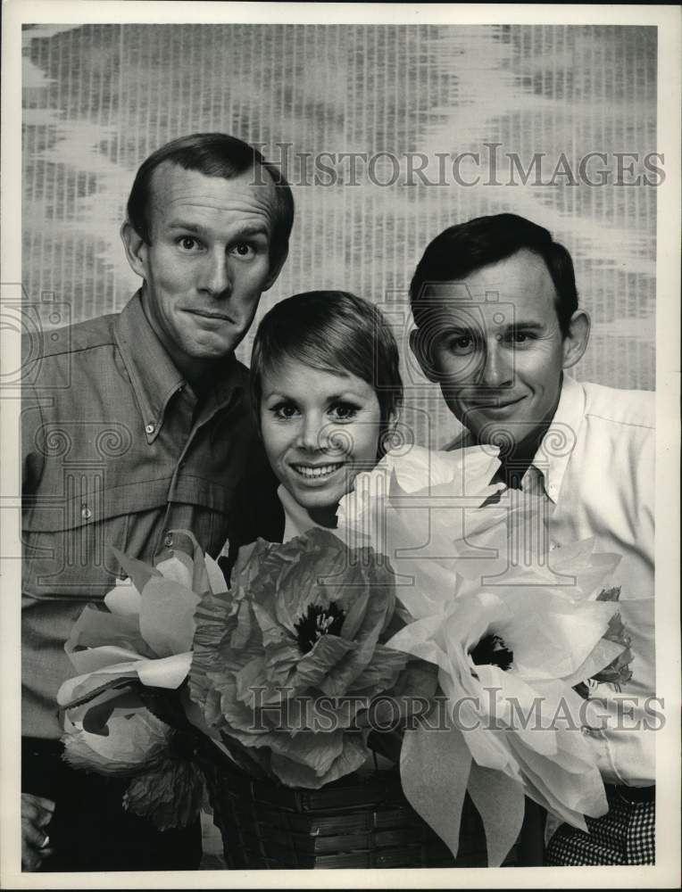 1967 Press Photo Judy Carne stars in CBS&#39;s &quot;The Smothers Brothers Comedy Hour&quot; - Historic Images