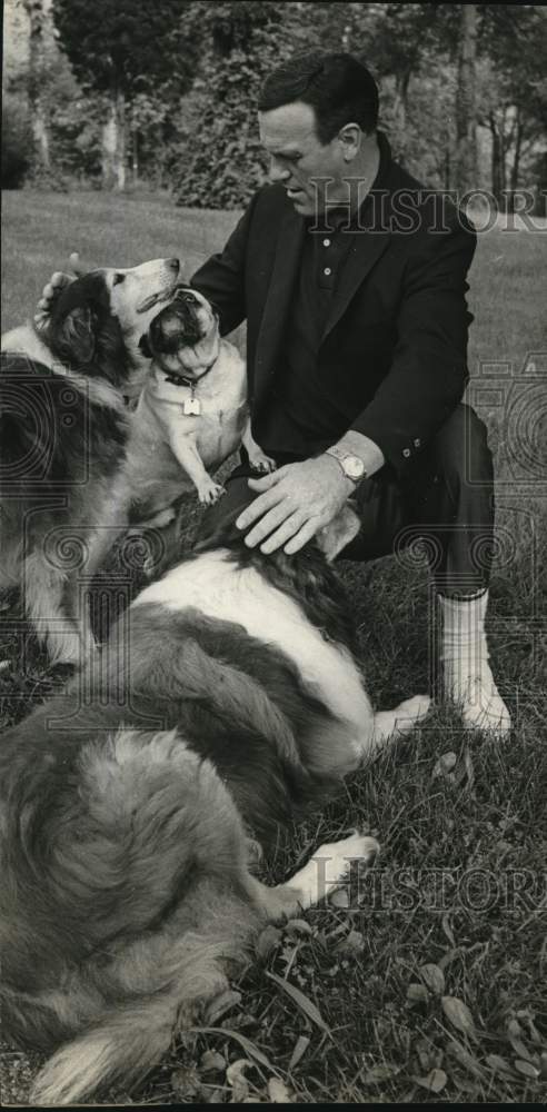 1967 Press Photo Singer Eddy Arnold with Dogs - Historic Images