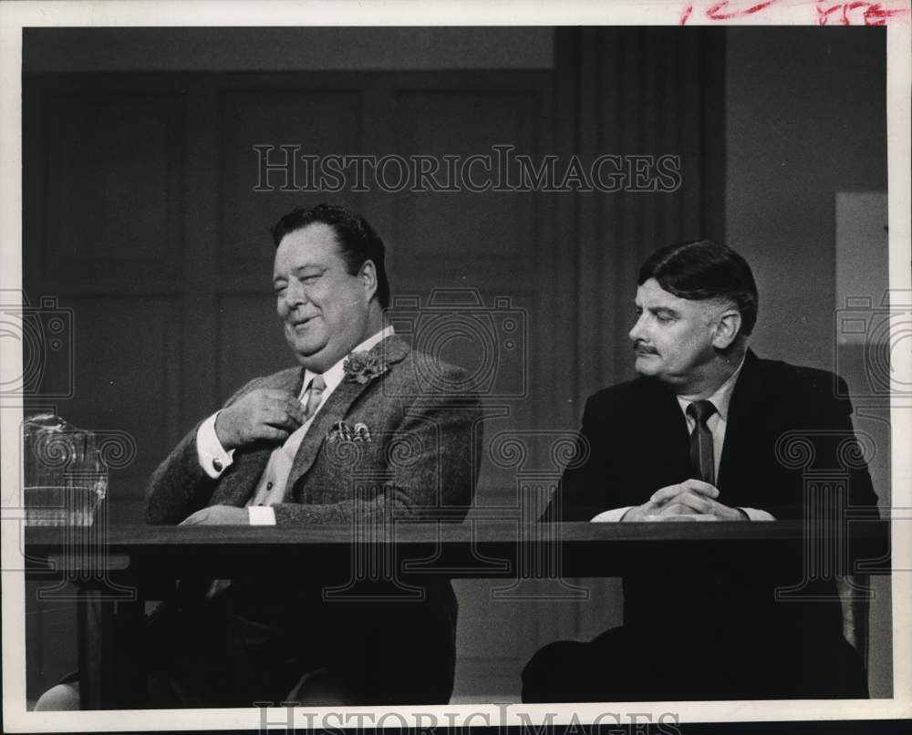 1966 Press Photo Jackie Gleason, Art Carney on &quot;The Jackie Gleason Show&quot; - Historic Images