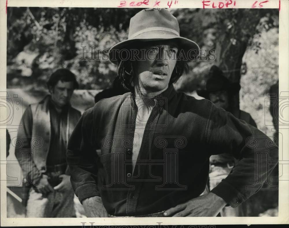 1974 Press Photo David Carradine acts in scene from &quot;Kung Fu&quot; - Historic Images