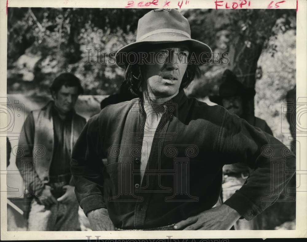 1974 Press Photo David Carradine acts in scene from "Kung Fu" - Historic Images