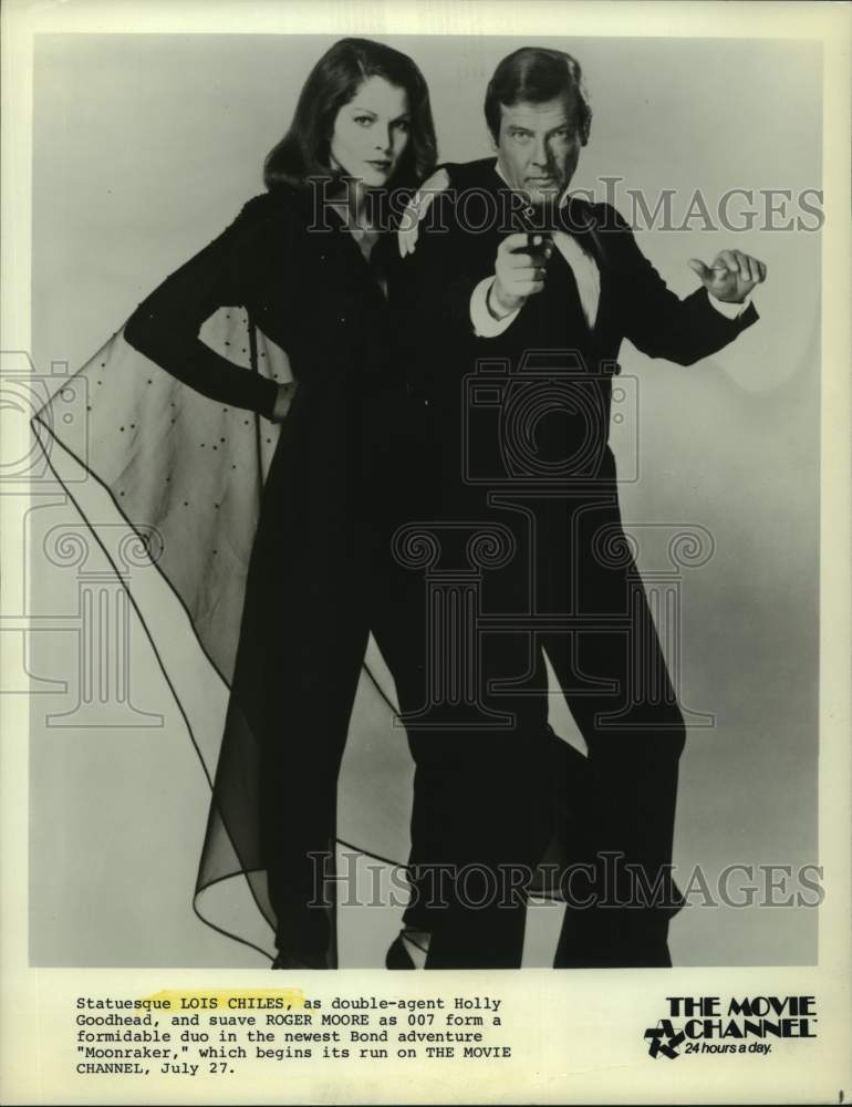 1980 Press Photo Actress Louis Chiles and Roger Moore in "Moonraker" - Historic Images