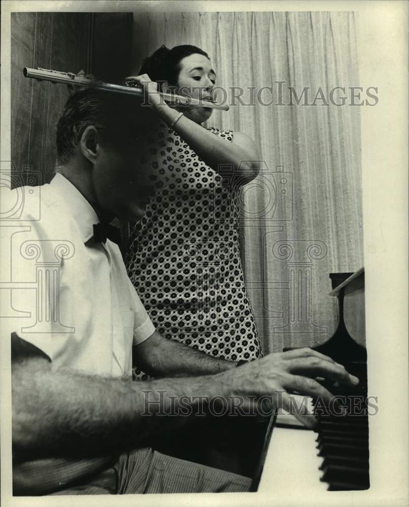 1969 Press Photo Albert Hirsh on the piano next to Jan Cole on the flute. - Historic Images