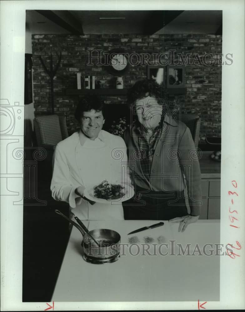 1983 Press Photo Cooking expert Julia Child with Jean-Claude Prevot in Dallas - Historic Images