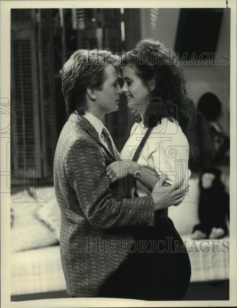 1988 Press Photo Michael J. Fox, Courteney Cox in "Family Ties" series episode - Historic Images