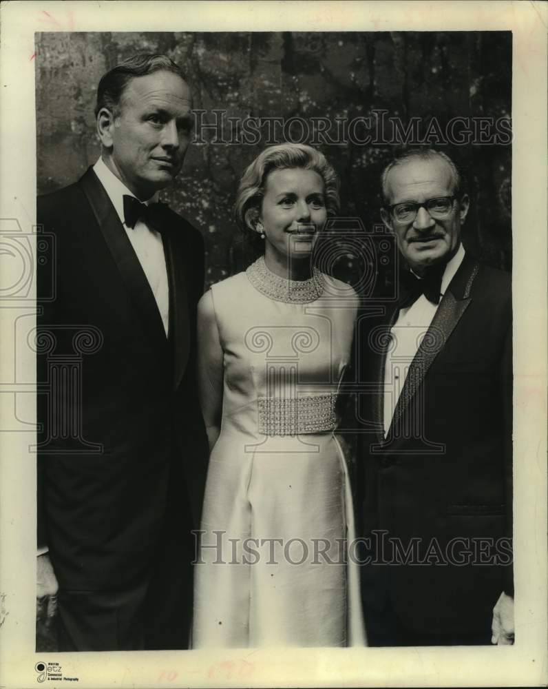 1970 Press Photo Hospital director Bill Weiner with Dr. and Mrs. Denton Cooley - Historic Images