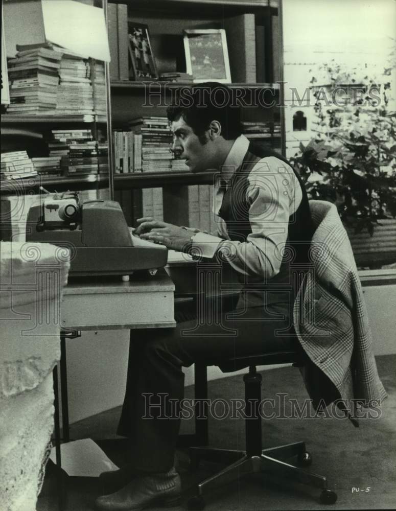 Press Photo Actor Ian MacShane in "Pussycat, Pussycat, I Love You" - Historic Images
