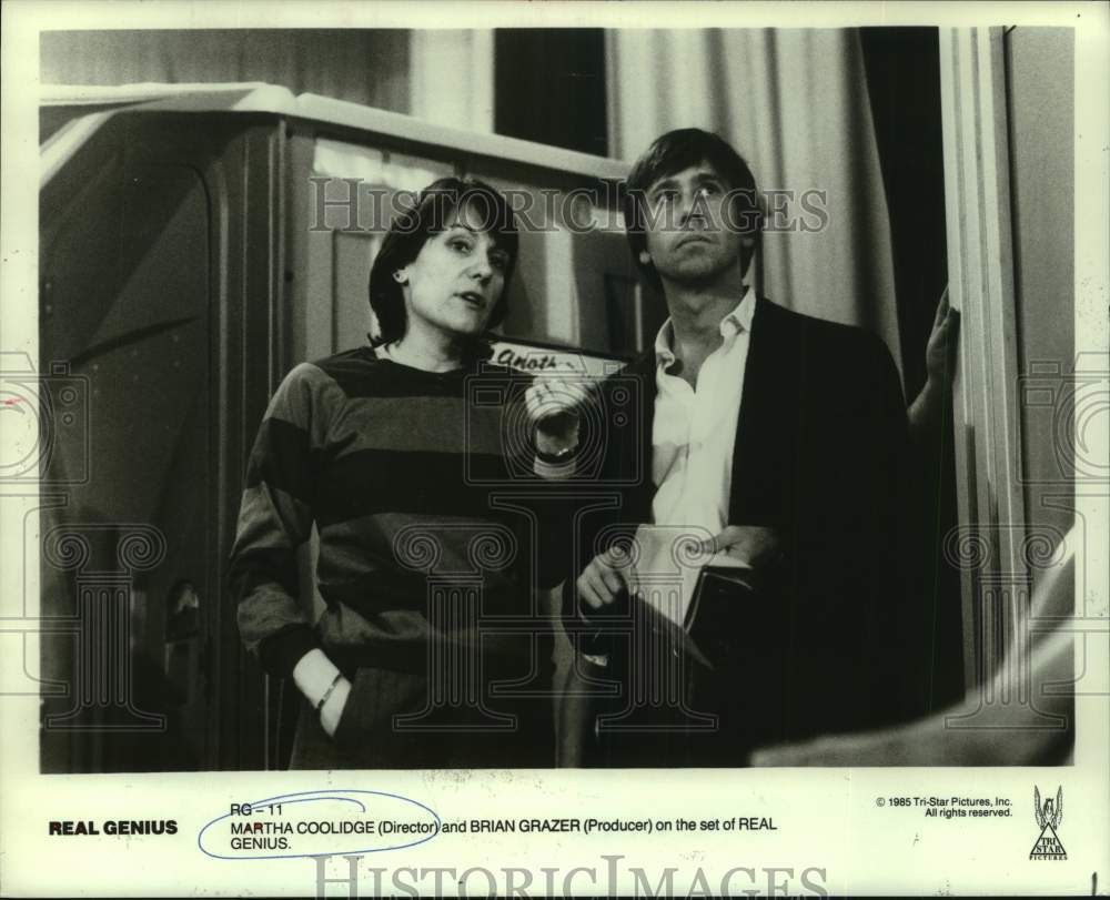 1985 Press Photo Dartha Coolidge and Brian Grazer on set of Real Genius - Historic Images