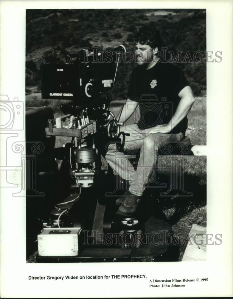 1995 Press Photo Director Gregory Widen on location for "The Prophecy" - Historic Images
