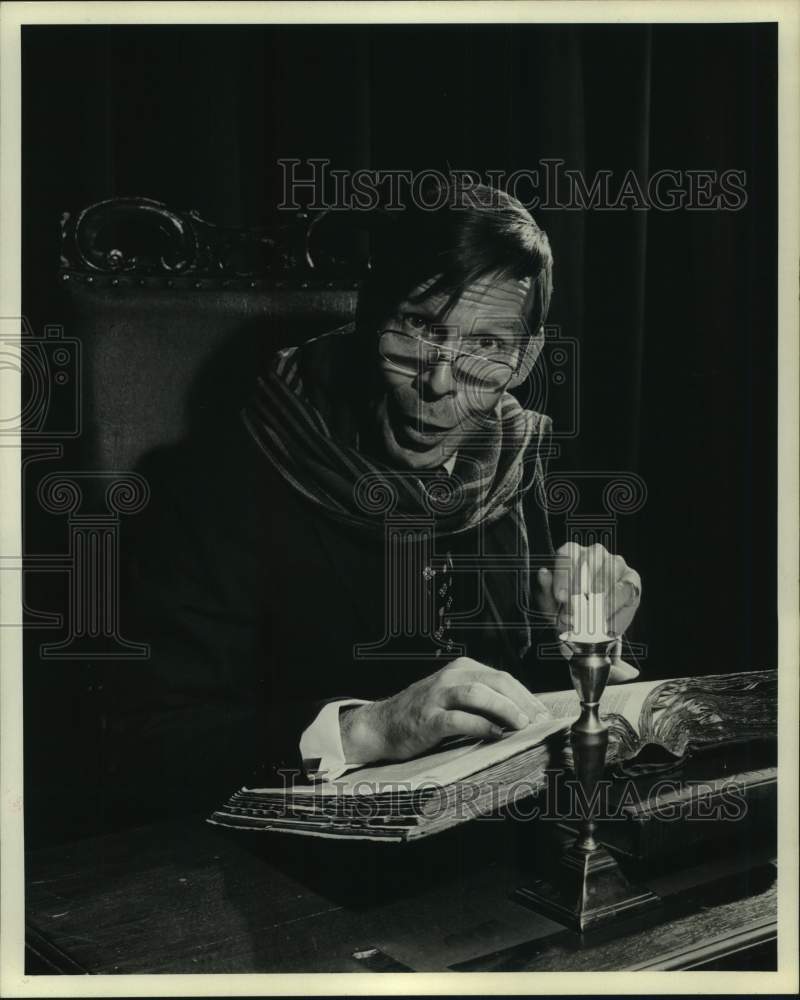 1974 Press Photo William Trotman acts in &quot;A Christmas Carol&quot; - Historic Images