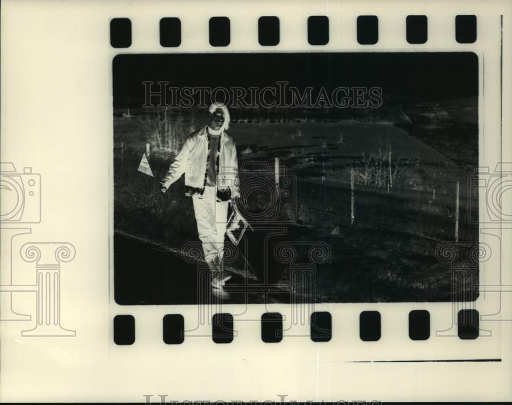 Press Photo Actor featured in a film scene negative - Historic Images