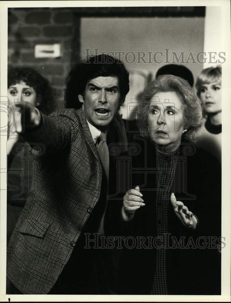 1983 Press Photo Actor Pierce Brosnan, Doris Roberts on &quot;Remington Steele&quot; - Historic Images