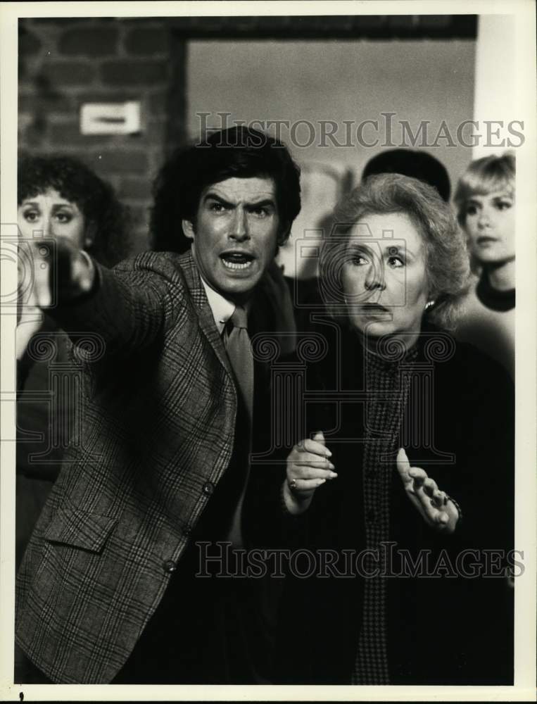 1983 Press Photo Actor Pierce Brosnan, Doris Roberts on "Remington Steele" - Historic Images