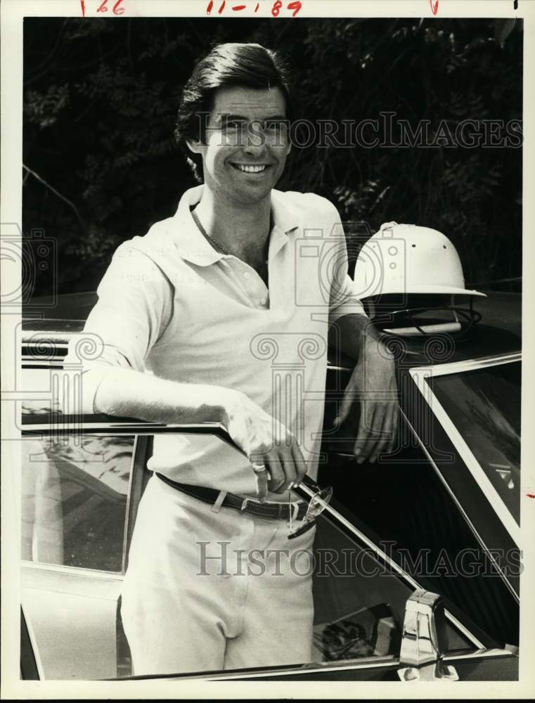 1982 Pierce Brosnan acts in "Remington Steele" series - Historic Images