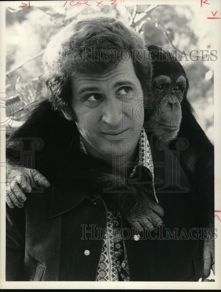 1971 Press Photo Actor Ted Bessell in "Me and the Chimps" - Historic Images