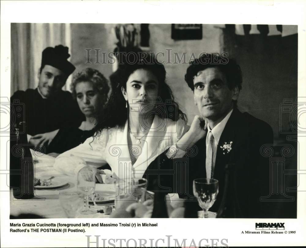 1995 Press Photo Maria Grazia Cucinotta, Massimo Troisi in "The Postman" - Historic Images