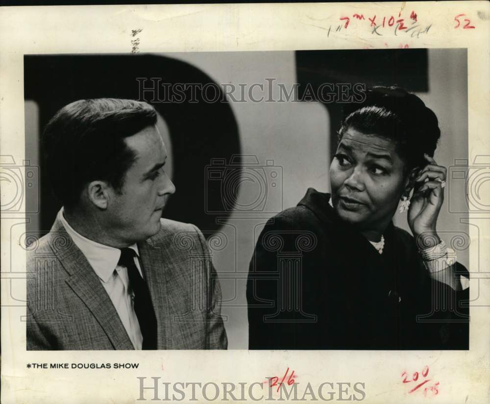 1968 Press Photo Pearl Bailey Co-Hosting &quot;The Mike Douglas Show&quot; - Historic Images