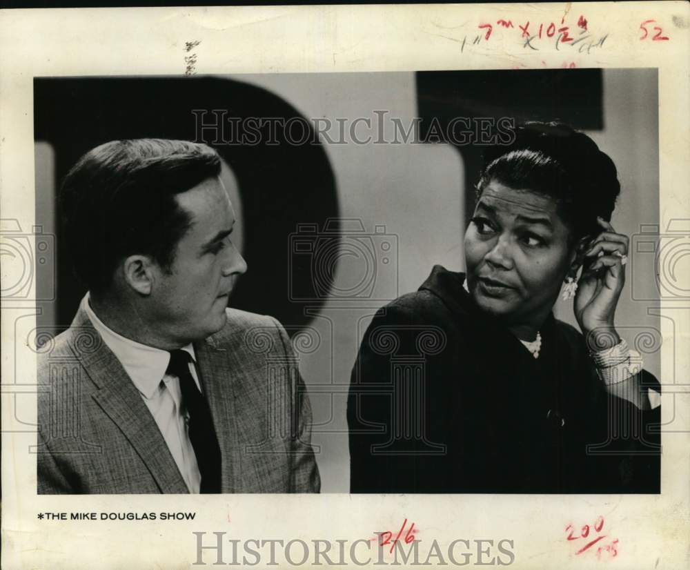 1968 Press Photo Pearl Bailey Co-Hosting "The Mike Douglas Show" - Historic Images