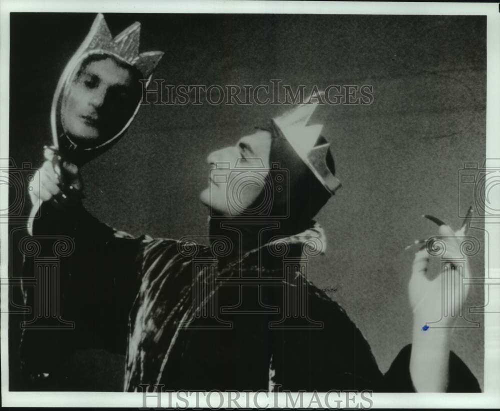 1985 Press Photo Elie Chaib as the Prince and Wicked Queen in "Snow White" - Historic Images
