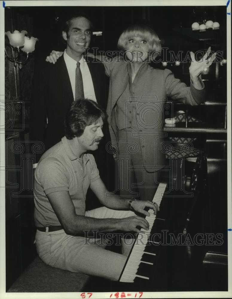 1982 Press Photo Entertainer Carol Channing &amp; Friends at Inn on the Park - Historic Images