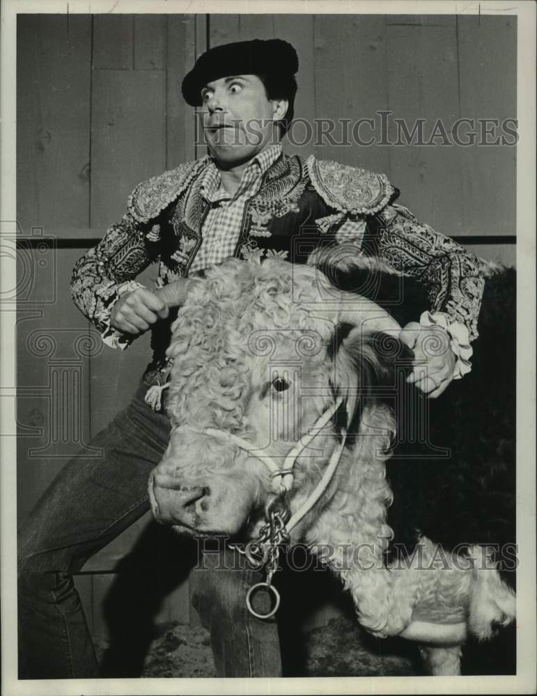 1967 Press Photo Actor Max Baer Jr. Bullfighting on &quot;The Beverly Hillbillies&quot; - Historic Images