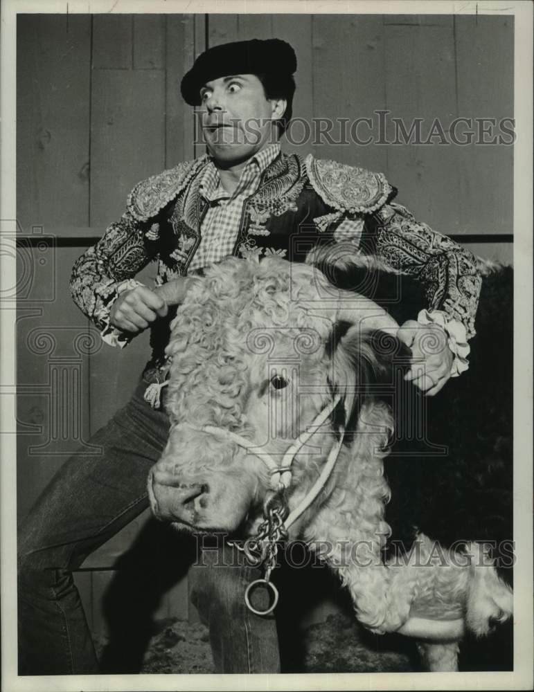 1967 Press Photo Actor Max Baer Jr. Bullfighting on "The Beverly Hillbillies" - Historic Images