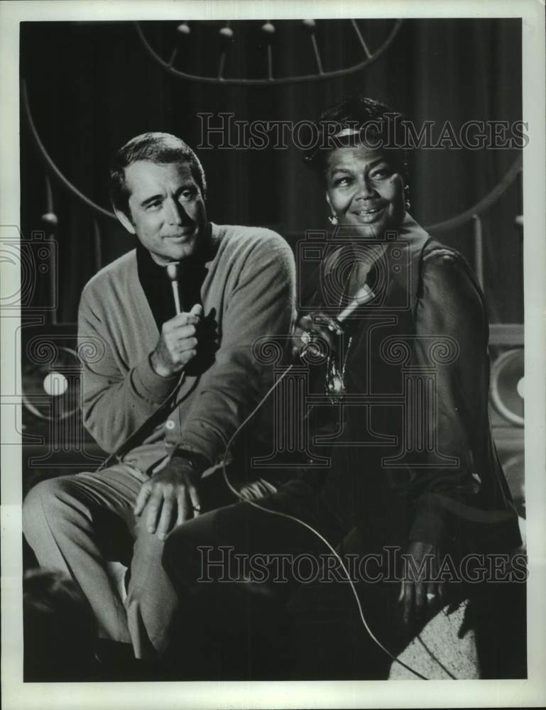 Press Photo Perry Como performs as guest on &quot;The Pearl Bailey Show&quot; - Historic Images