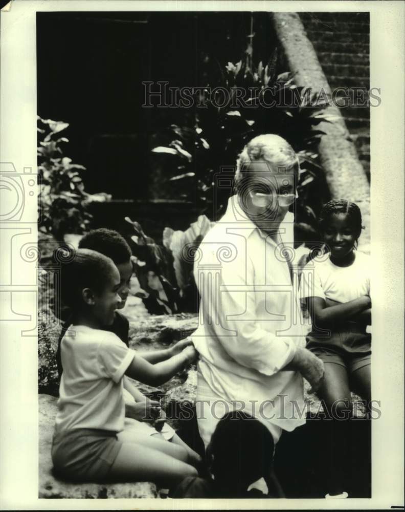 1980 Press Photo Perry Como and Kisha Edwards in &quot;Perry Como&#39;s Bahamas Holiday&quot; - Historic Images