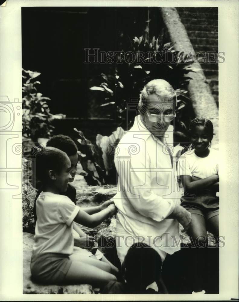 1980 Press Photo Perry Como and Kisha Edwards in "Perry Como's Bahamas Holiday" - Historic Images