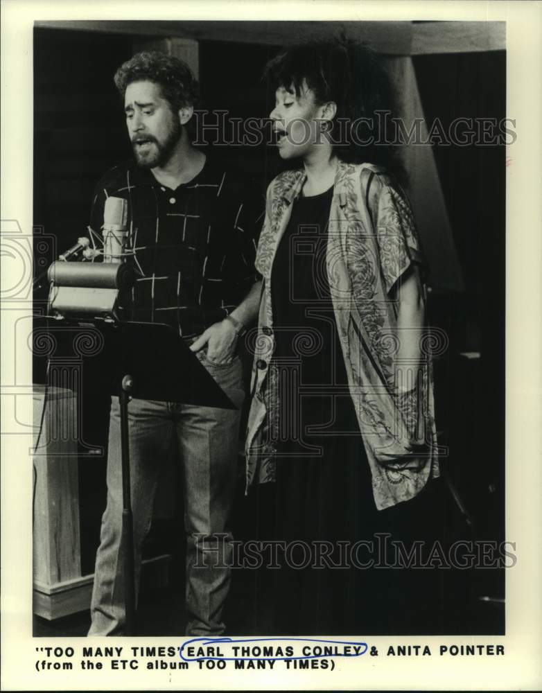 1986 Press Photo Earl Thomas Conley &amp; Anita Pointer sing &quot;Too Many Times&quot; - Historic Images