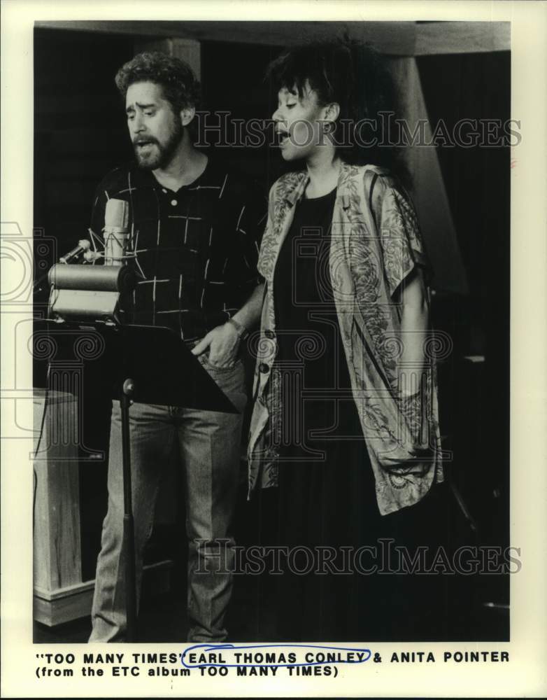 1986 Press Photo Earl Thomas Conley & Anita Pointer sing "Too Many Times" - Historic Images