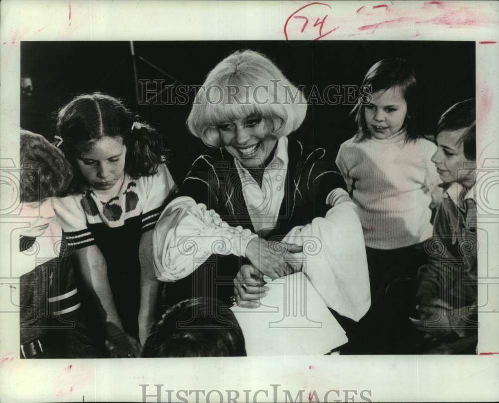 1976 Carol Channing chats with co-stars on &quot;Kidding Around&quot; set-Historic Images