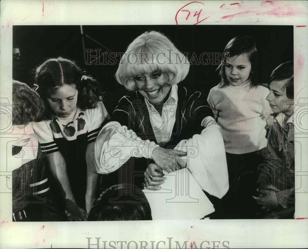 1976 Carol Channing chats with co-stars on "Kidding Around" set-Historic Images