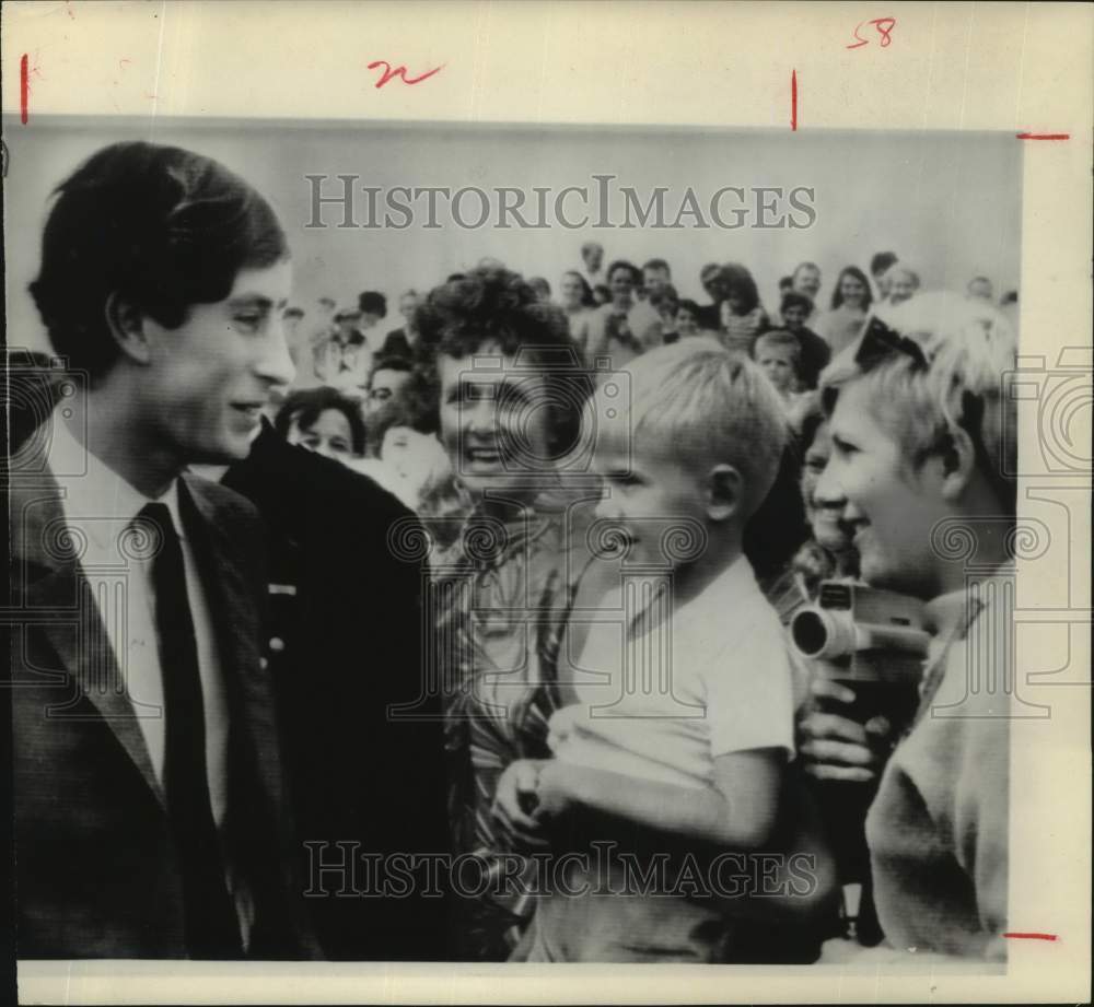 1987 Press Photo Prince Charles of England Meets Residents of Perth, Australia - Historic Images