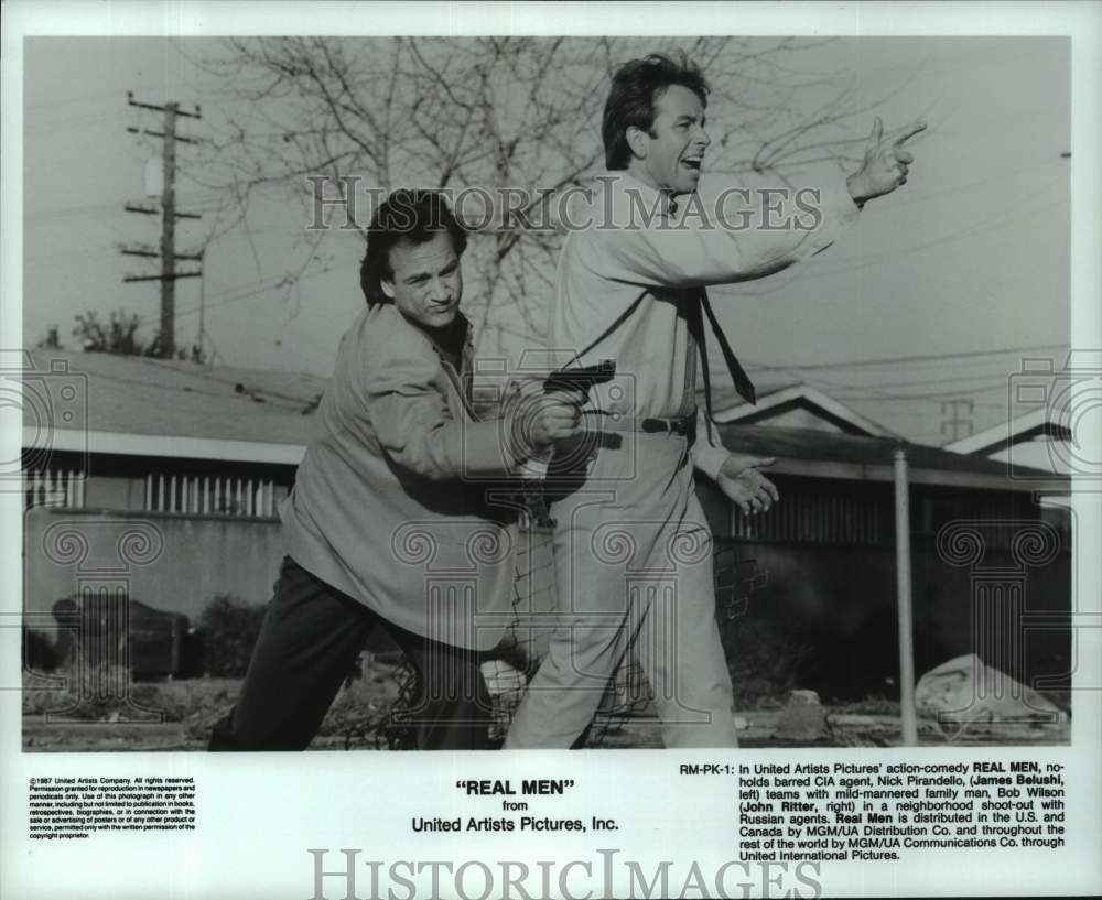 1987 Press Photo James Belushi and John Ritter act in a scene from "Real Men" - Historic Images