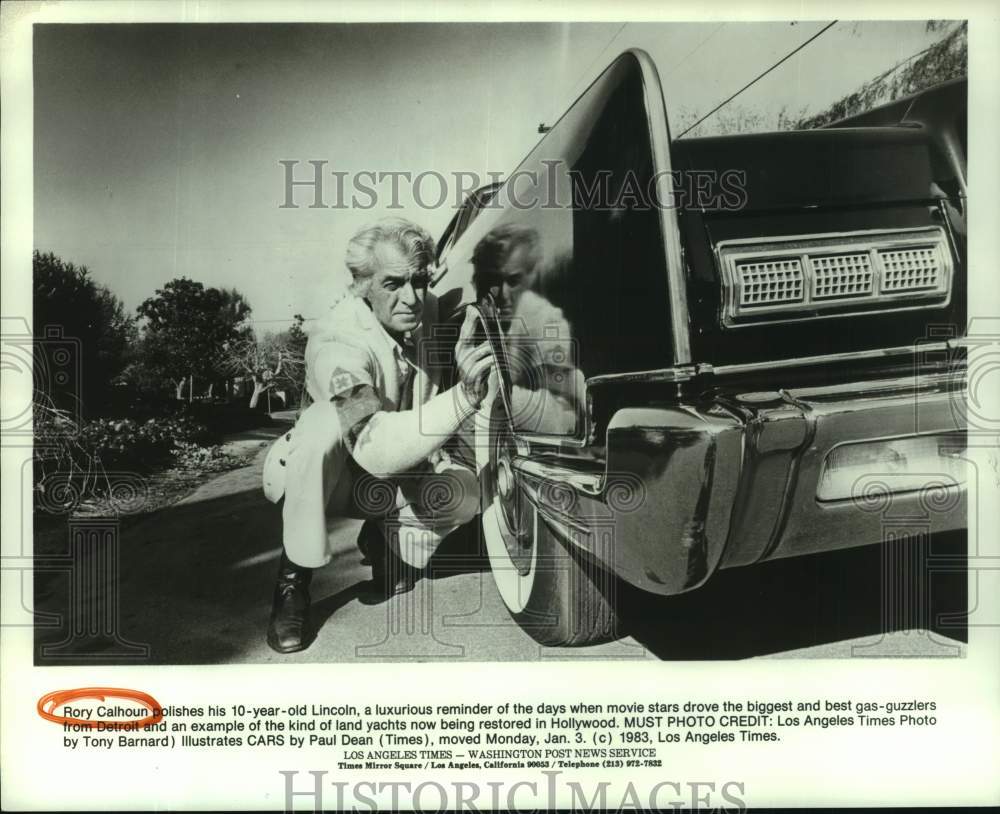 1983 Press Photo Actor Rory Calhoun Polishing His 10-Year-Old Lincoln - Historic Images