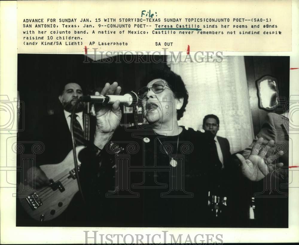 1989 Press Photo Singer Teresa Castillo performs in San Antonio, Texas - Historic Images