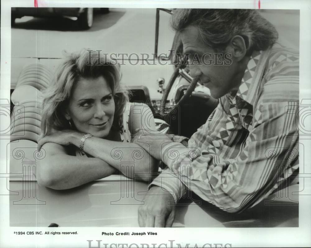 1994 Press Photo Joanna Cassidy and Pepe Serna in &quot;Hotel Malibu&quot; - Historic Images