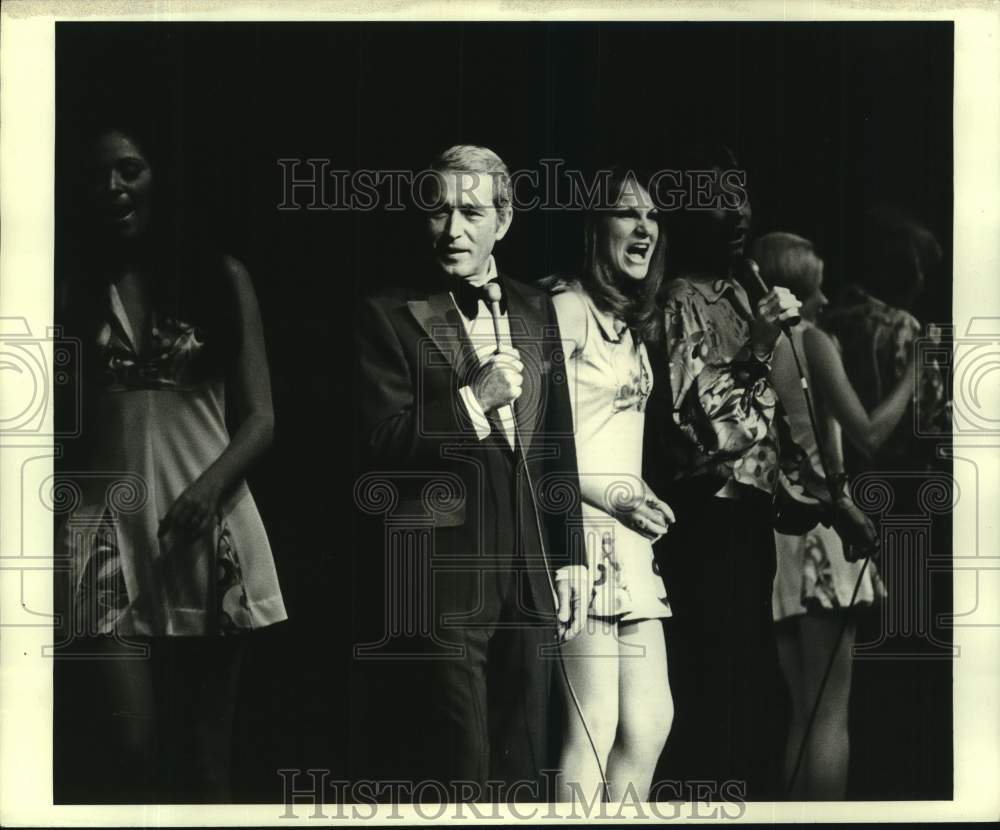 1971 Press Photo Singer Perry Como During Performance - Historic Images