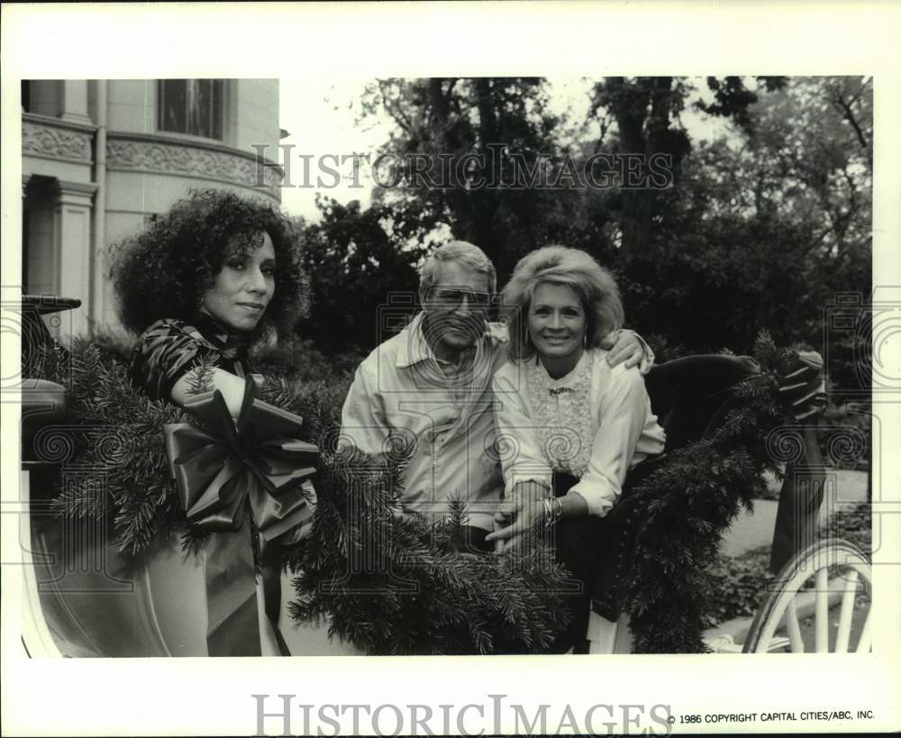 1986 Press Photo Julia Migenes Johnson, Singer Perry Como &amp; Angie Dickinson - Historic Images