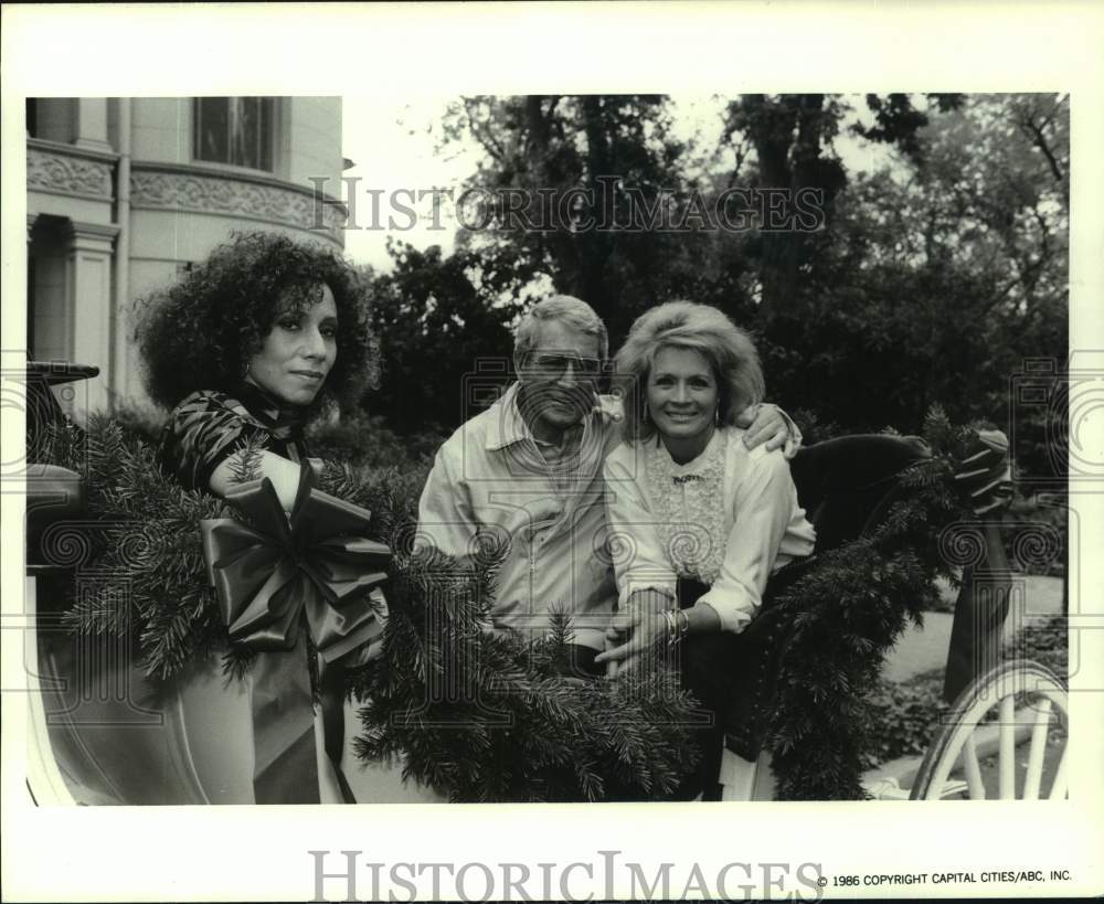 1986 Press Photo Julia Migenes Johnson, Singer Perry Como & Angie Dickinson - Historic Images