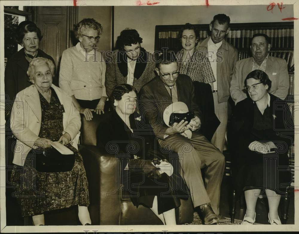 1980 Press Photo Dewey Compton Leading Tour at Aberdeen-Angus Cattle Society - Historic Images