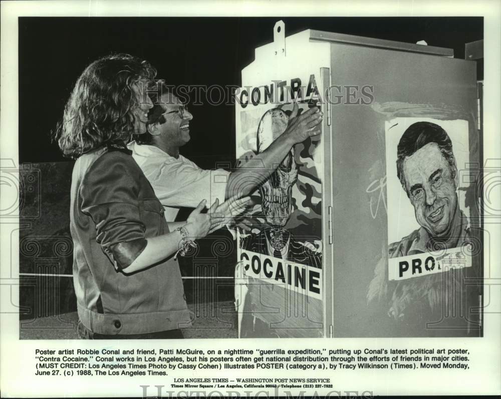 1988 Press Photo Artist Robbie Conal & Patti McGuire Putting Up Posters - Historic Images
