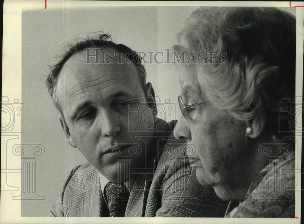 1977 Press Photo James N. Callahan speaks with woman - Historic Images