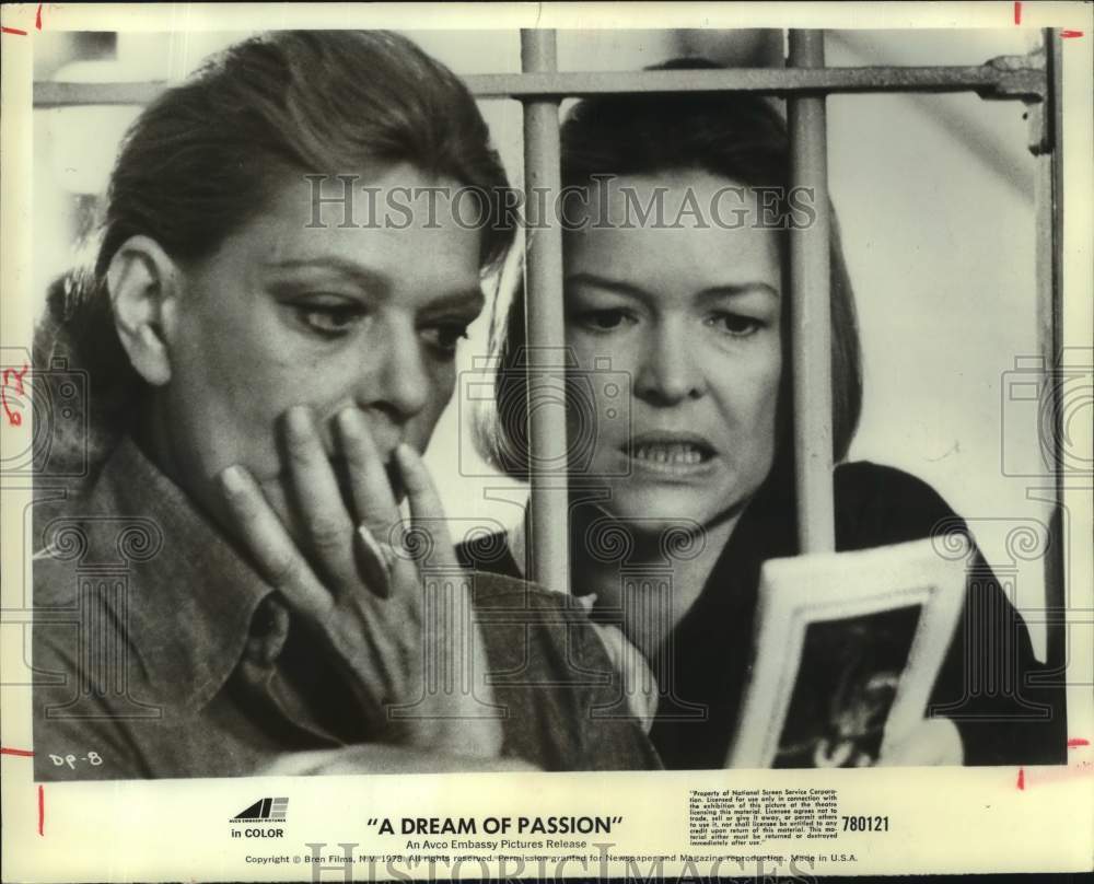 1978 Press Photo Actress Ellen Burstyn, Melina Mercouri in "A Dream of Passion" - Historic Images