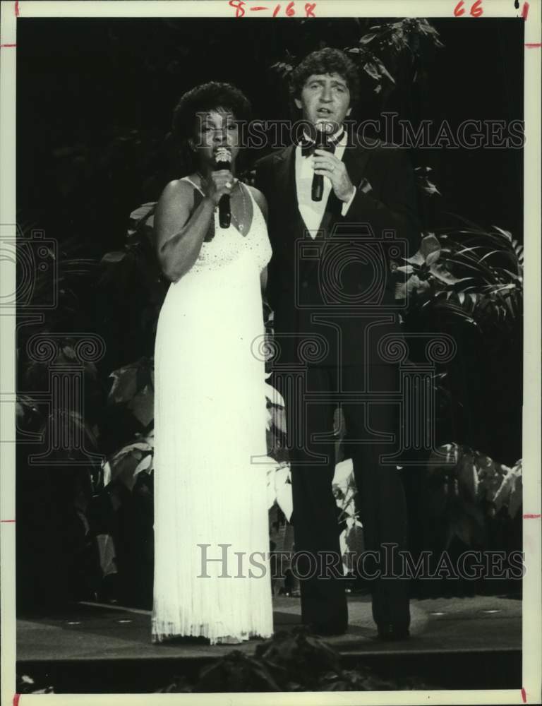 1983 Press Photo Gladys Knight in &quot;Mac Davis Special: The Music of Christmas&quot; - Historic Images